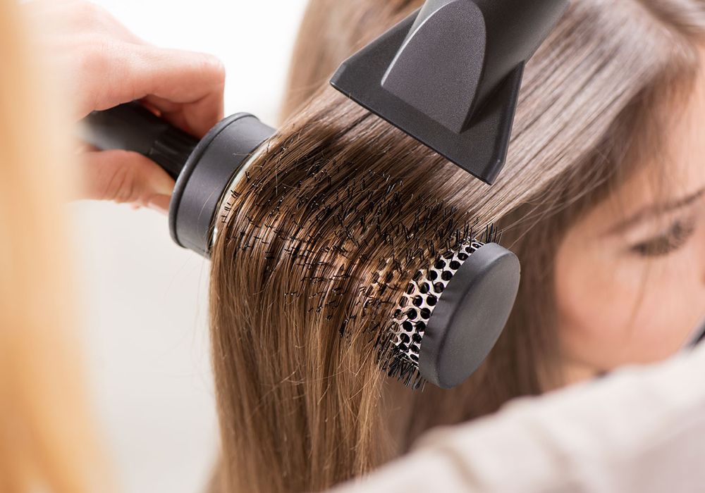 Haarstyling mit einer Bürste und Föhn