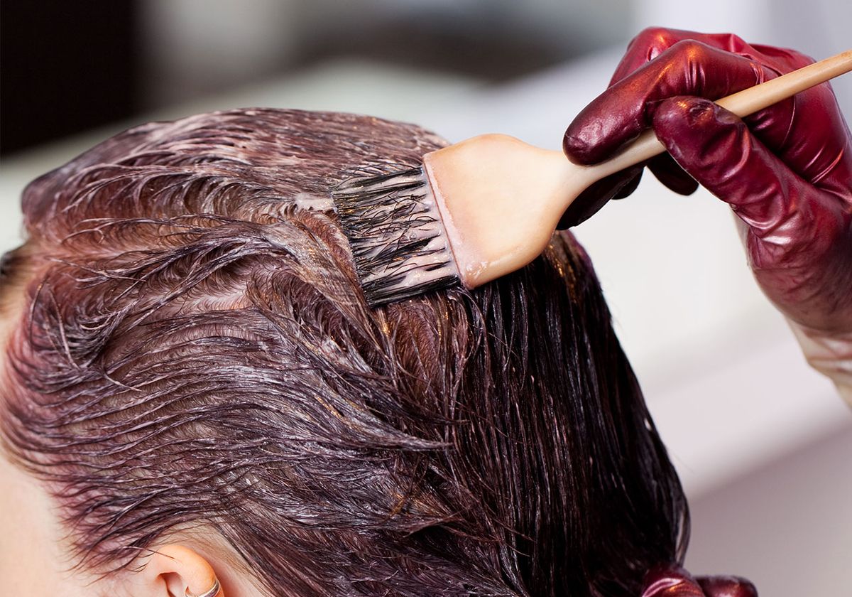 Haartönung mit einem Pinsel